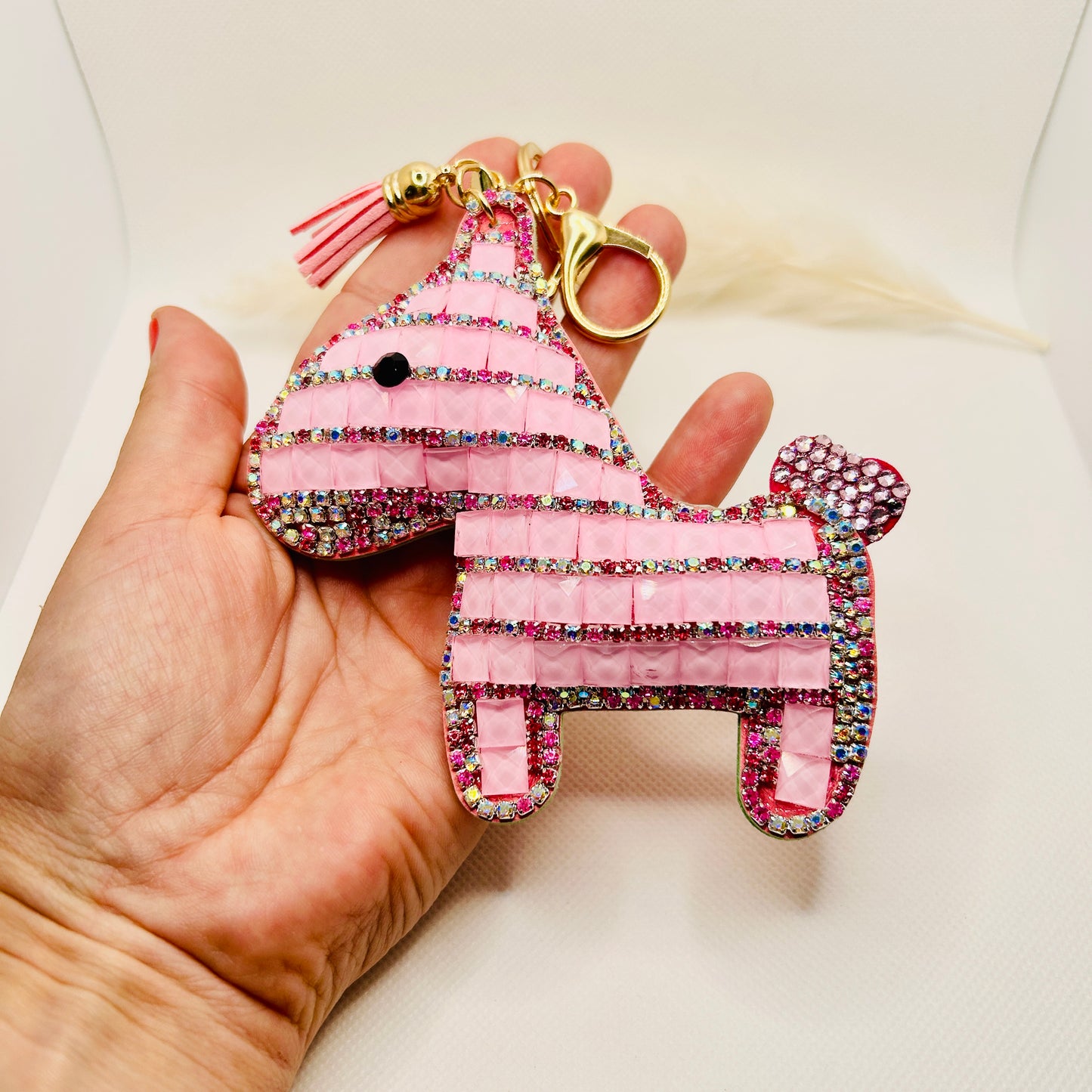 Porte-clés poney en strass. Breloque scintillante pour sac avec pompon et breloque.