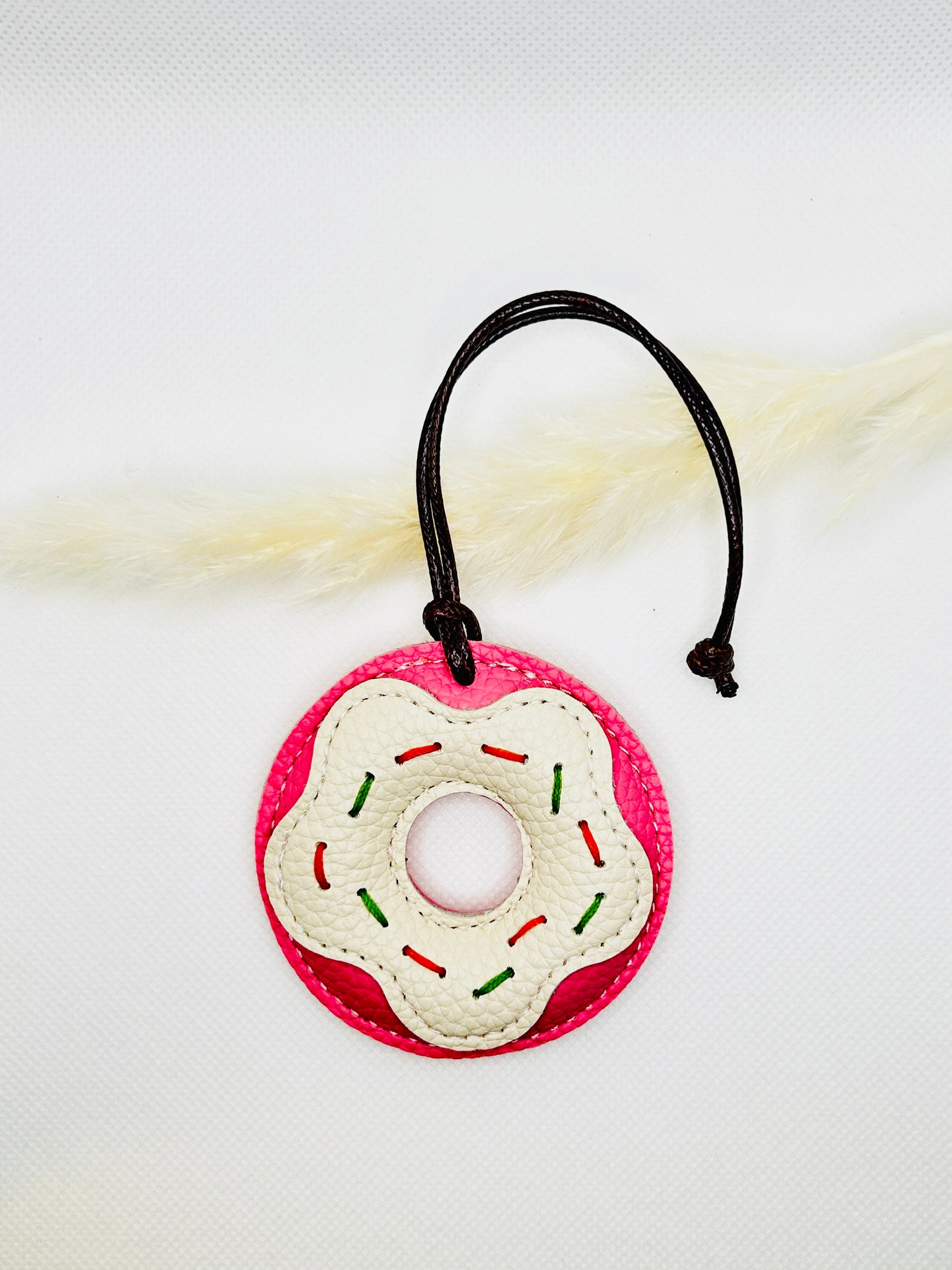 Donut Anhänger Schoko. Kunstleder Taschenanhänger für Auto, Rucksack & Schlüssel