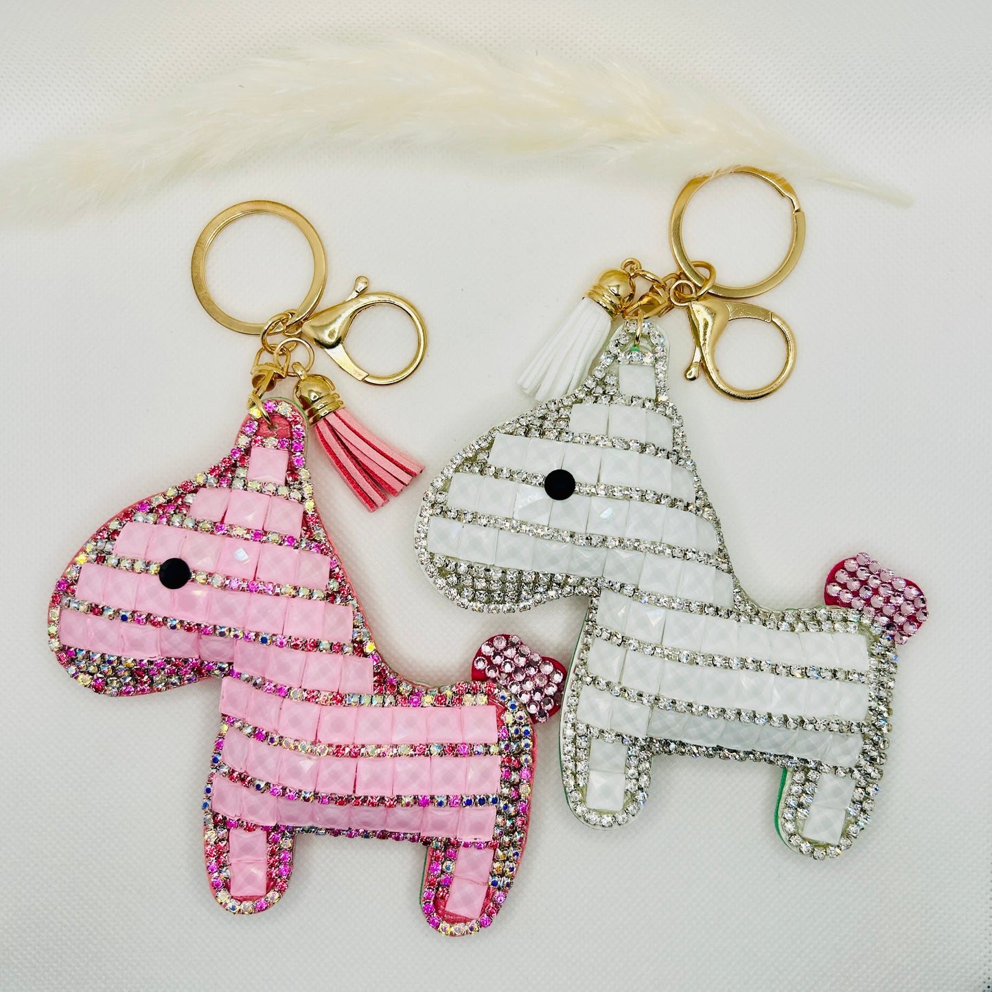 Porte-clés poney en strass. Breloque scintillante pour sac avec pompon et breloque.