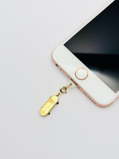 Skateboard Mini Charm von GLINDLICHbyAnni, goldfarbener Handy-Charm im Street-Style