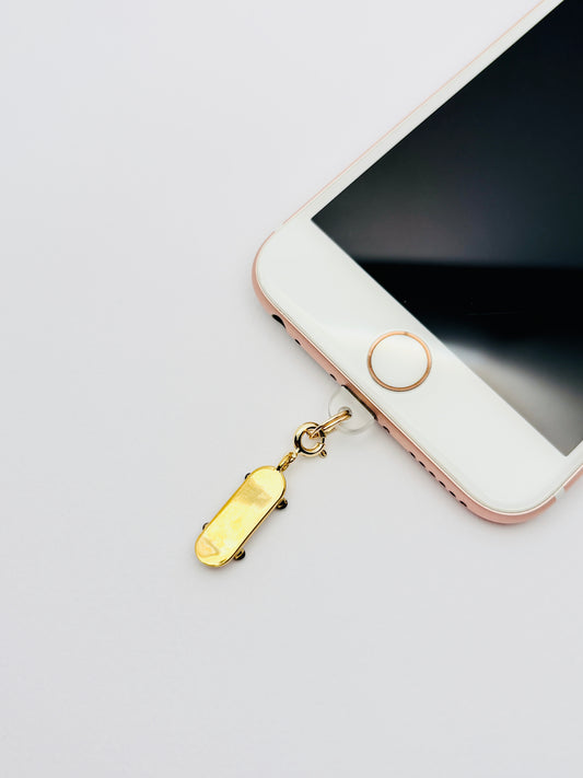 Skateboard Mini Charm von GLINDLICHbyAnni, goldfarbener Handy-Charm im Street-Style