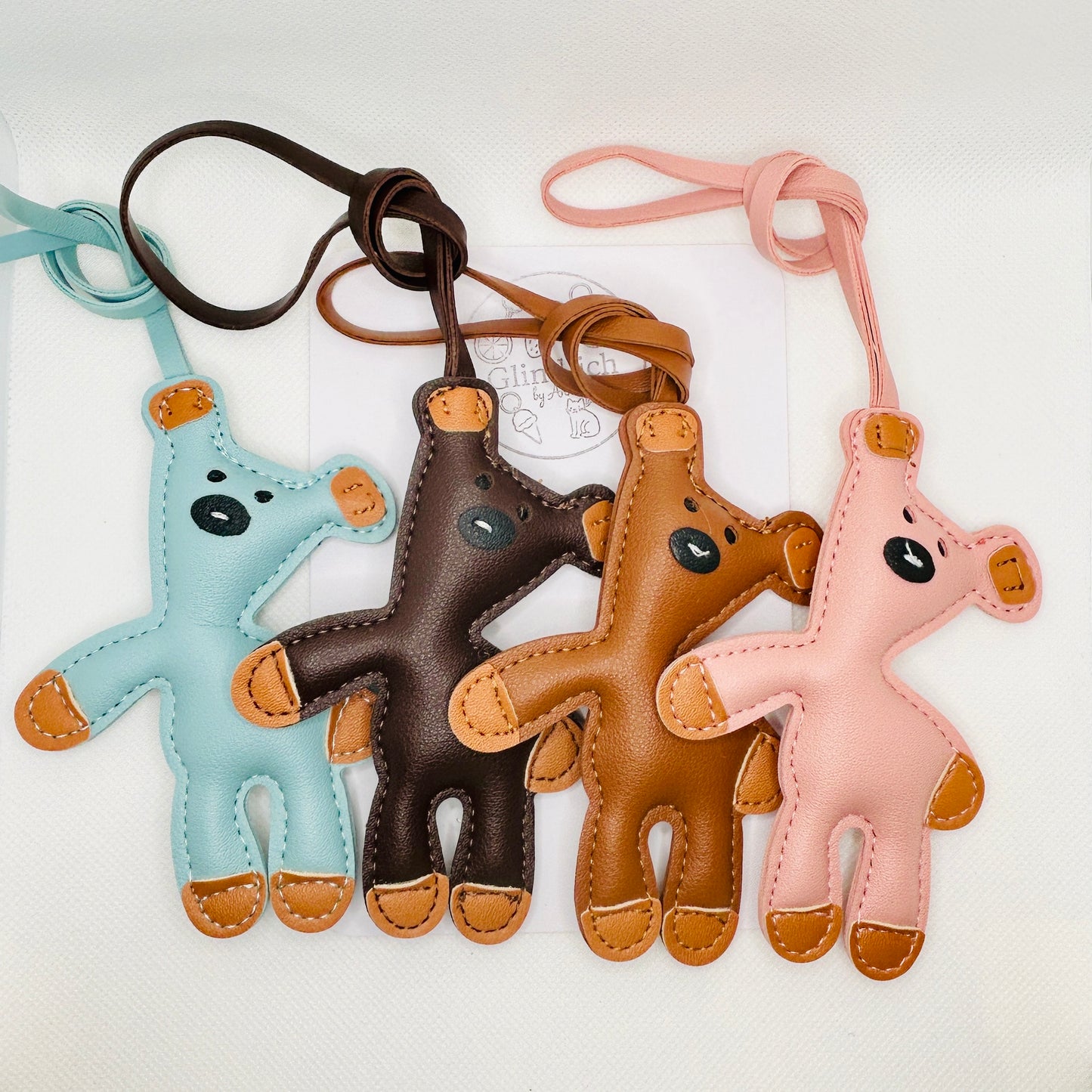 Teddy Taschenanhänger aus Kunstleder für Tasche Schlüssel und Rucksack in rosa, braun und Türkis