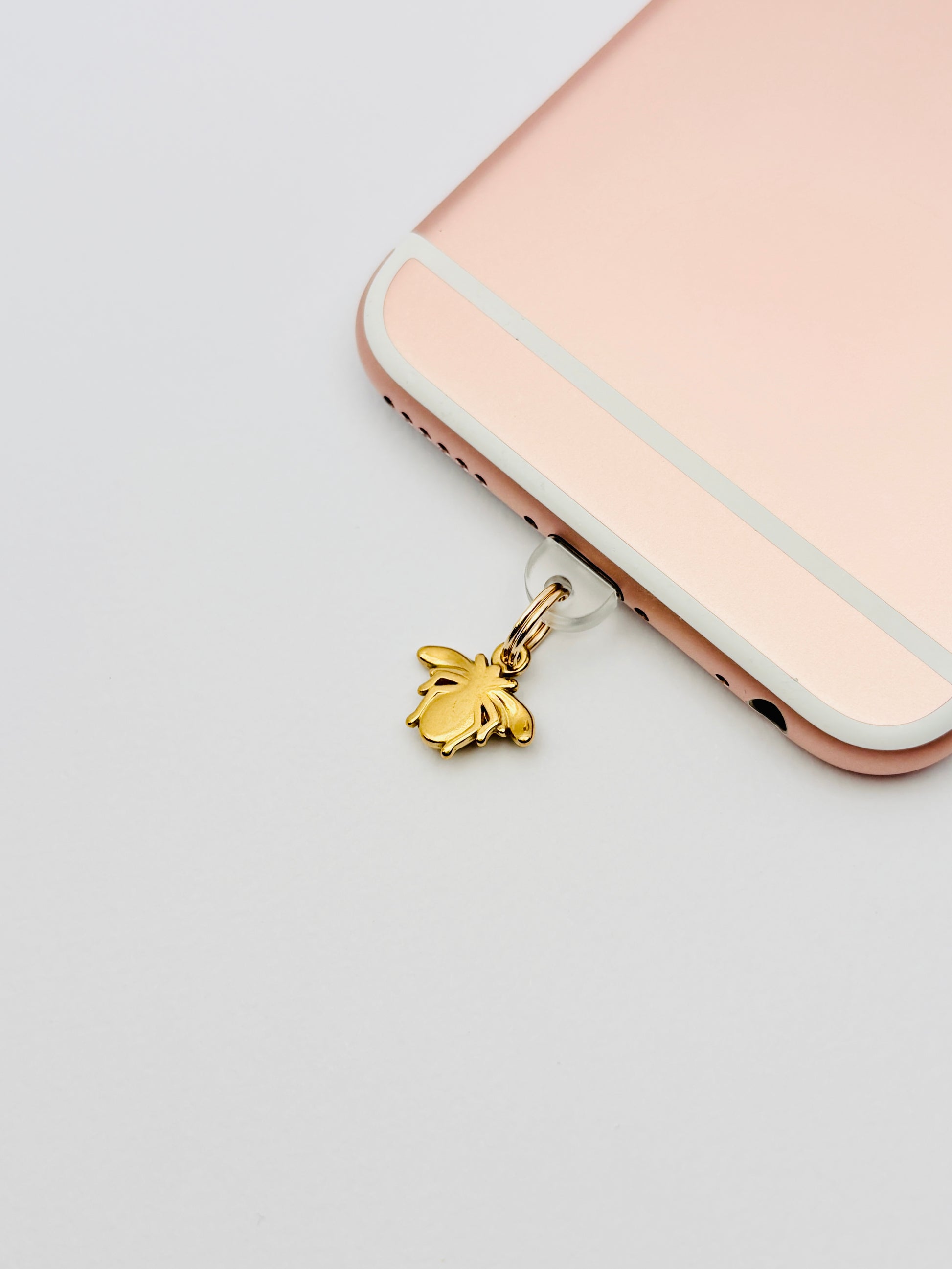 Biene Mini Charm von GLINDLICHbyAnni, goldfarbener Handy-Charm mit Bienen-Motiv