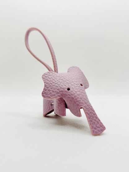 Porte-clés éléphant dessin animé. Breloque de sac colorée en similicuir.