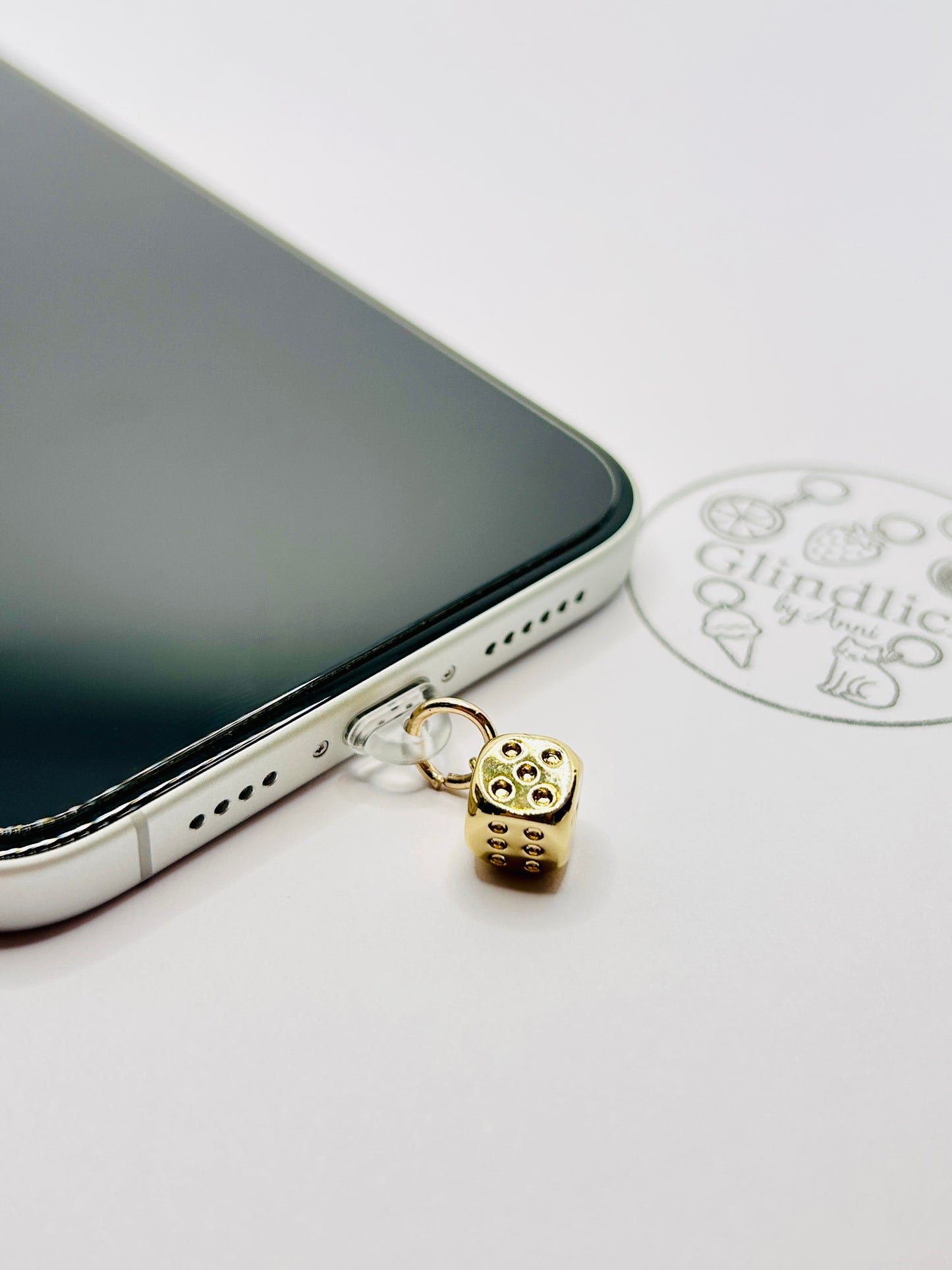 Würfel Charm aus vergoldeten Edelstahl. Minimalistisches Accessoire für Smartphone & Case.