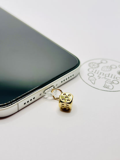 Würfel Charm aus vergoldeten Edelstahl. Minimalistisches Accessoire für Smartphone & Case.