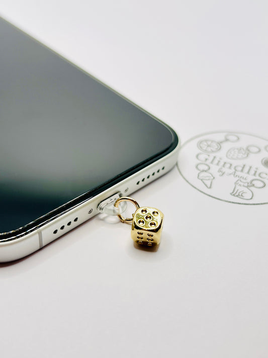Würfel Charm aus vergoldeten Edelstahl. Minimalistisches Accessoire für Smartphone & Case.