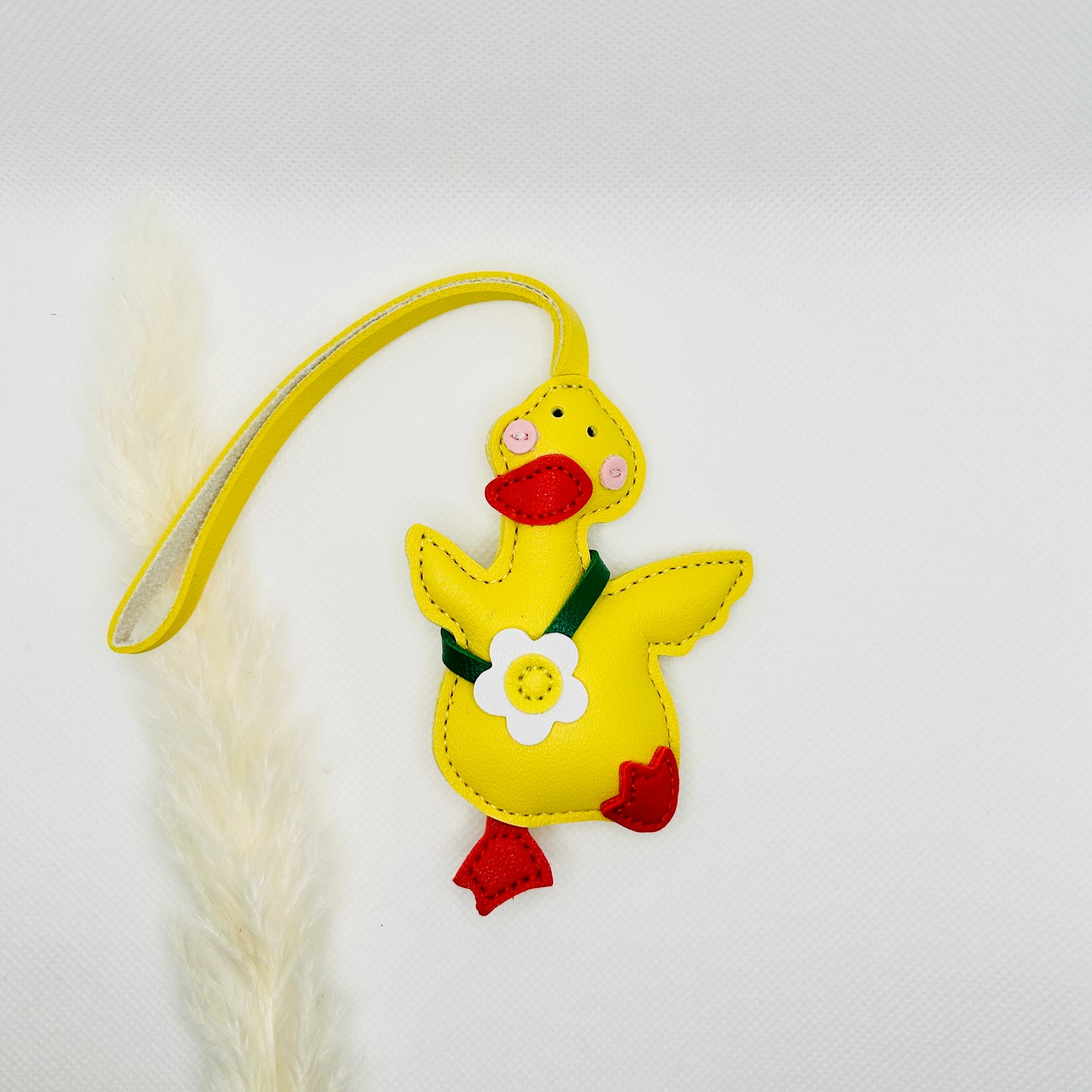 Porte-clés canard en similicuir. Un accessoire ludique jaune ou beige pour sacs et téléphones portables.