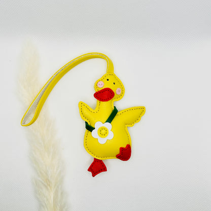 Porte-clés canard en similicuir. Un accessoire ludique jaune ou beige pour sacs et téléphones portables.