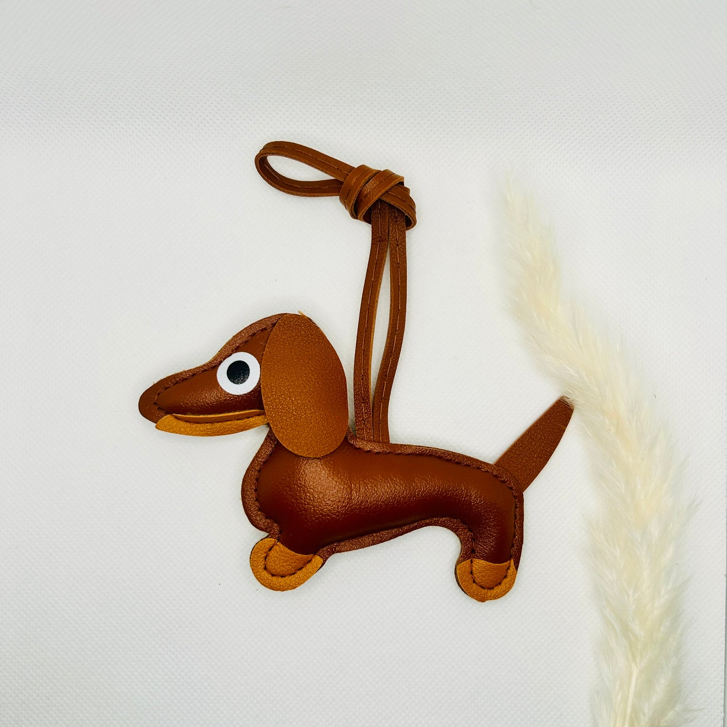 Dackel Taschenanhänger Kunstleder. Verspielter Hundecharm für Tasche, Schlüssel oder Auto