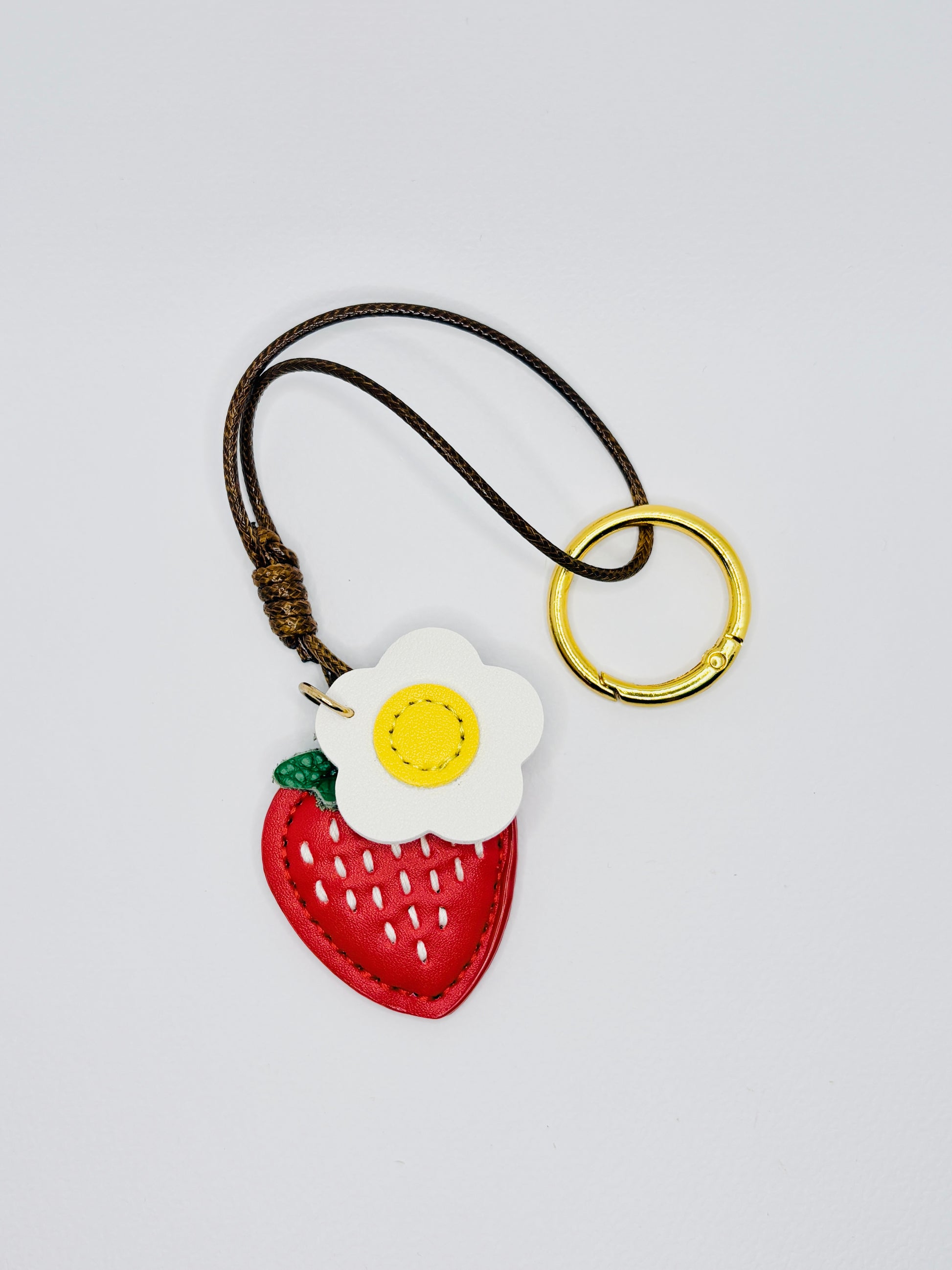 Erdbeere Blume Bag Charm von GLINDLICHbyAnni aus Kunstleder, verspieltes Taschenaccessoire mit Erdbeer- und Blumenmotiv