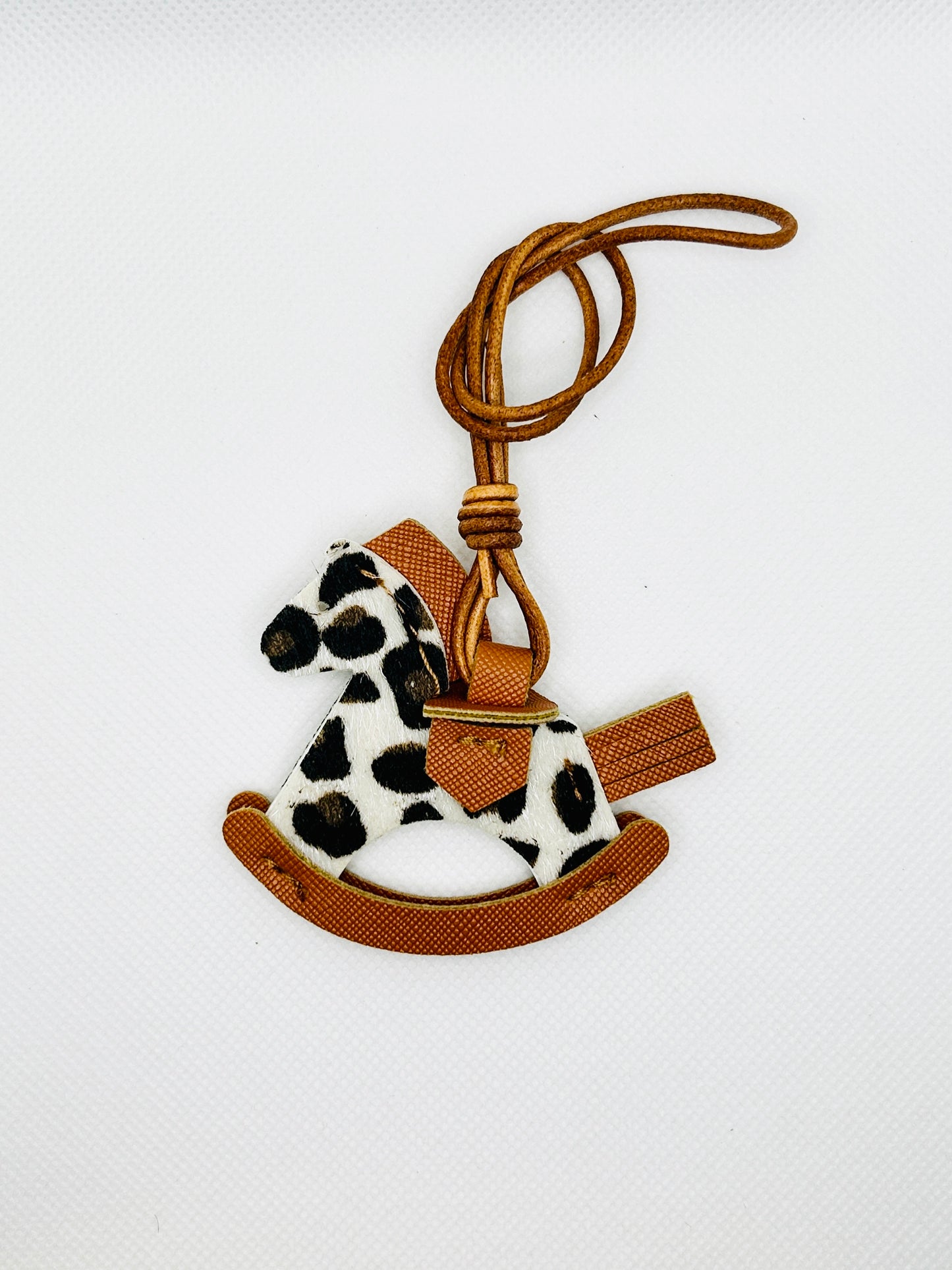Schaukelpferd Taschenanhänger Kunstleder. Handgemachte Charms im klassischen Stil