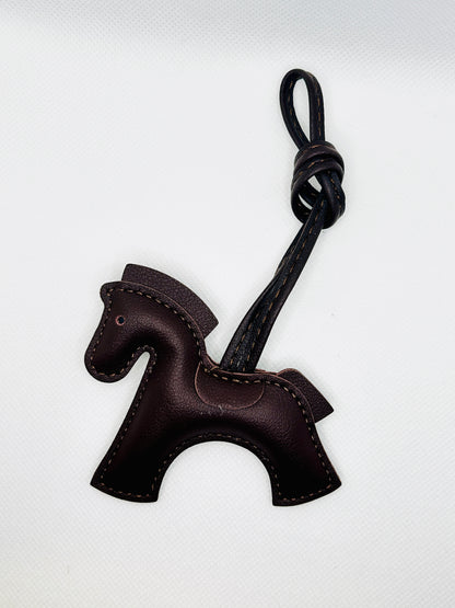 Pferd Taschenanhänger Kunstleder. Reitcharm mit Silhouetten-Design & Riemen