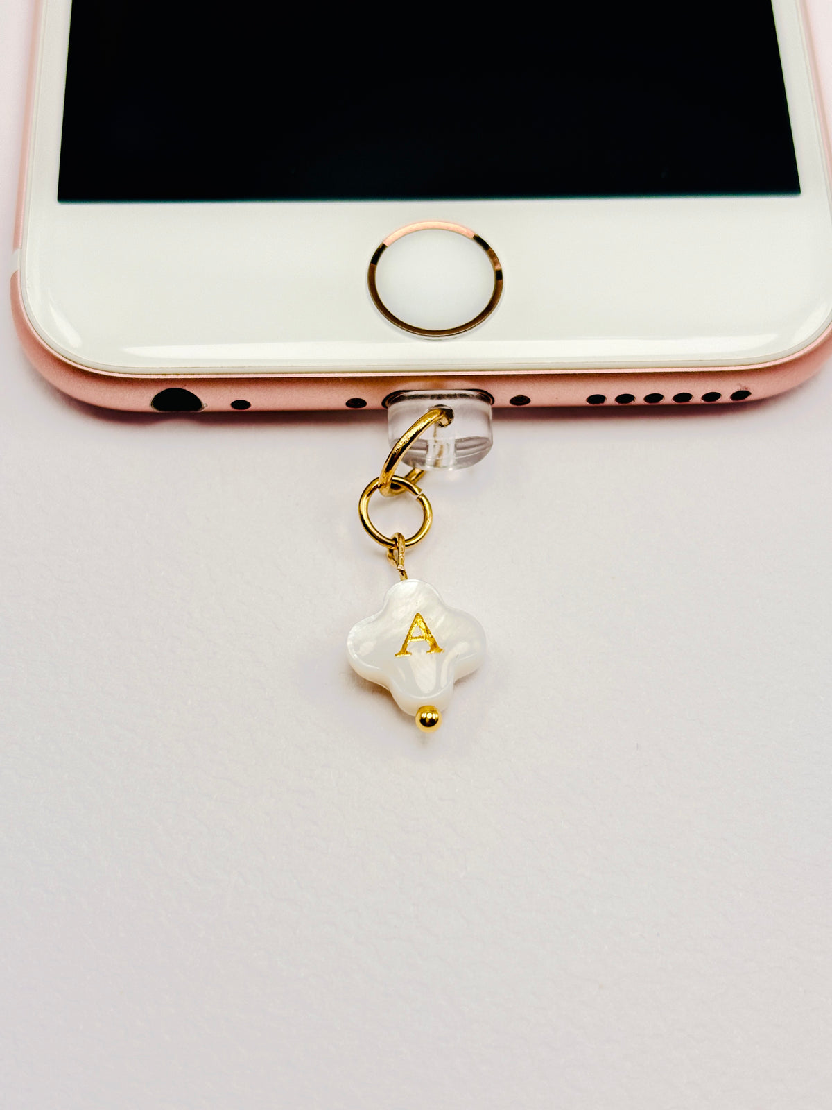 Mini Charm in Kleeblattform aus Perlmutt mit goldfarbenen Details, Initial-Buchstabe wählbar, als Anhänger für Handy, Tasche oder Schlüsselbund.