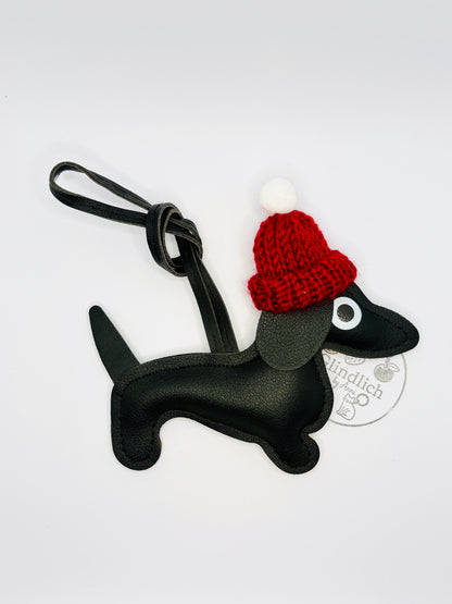 Winter Dackel Charm aus Kunstleder mit Mütze. Süßer Taschenanhänger für Winter & Weihnachten