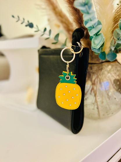Porte-clés ananas en similicuir. Accessoire estival avec un compartiment pour AirTag ou pièces de monnaie.