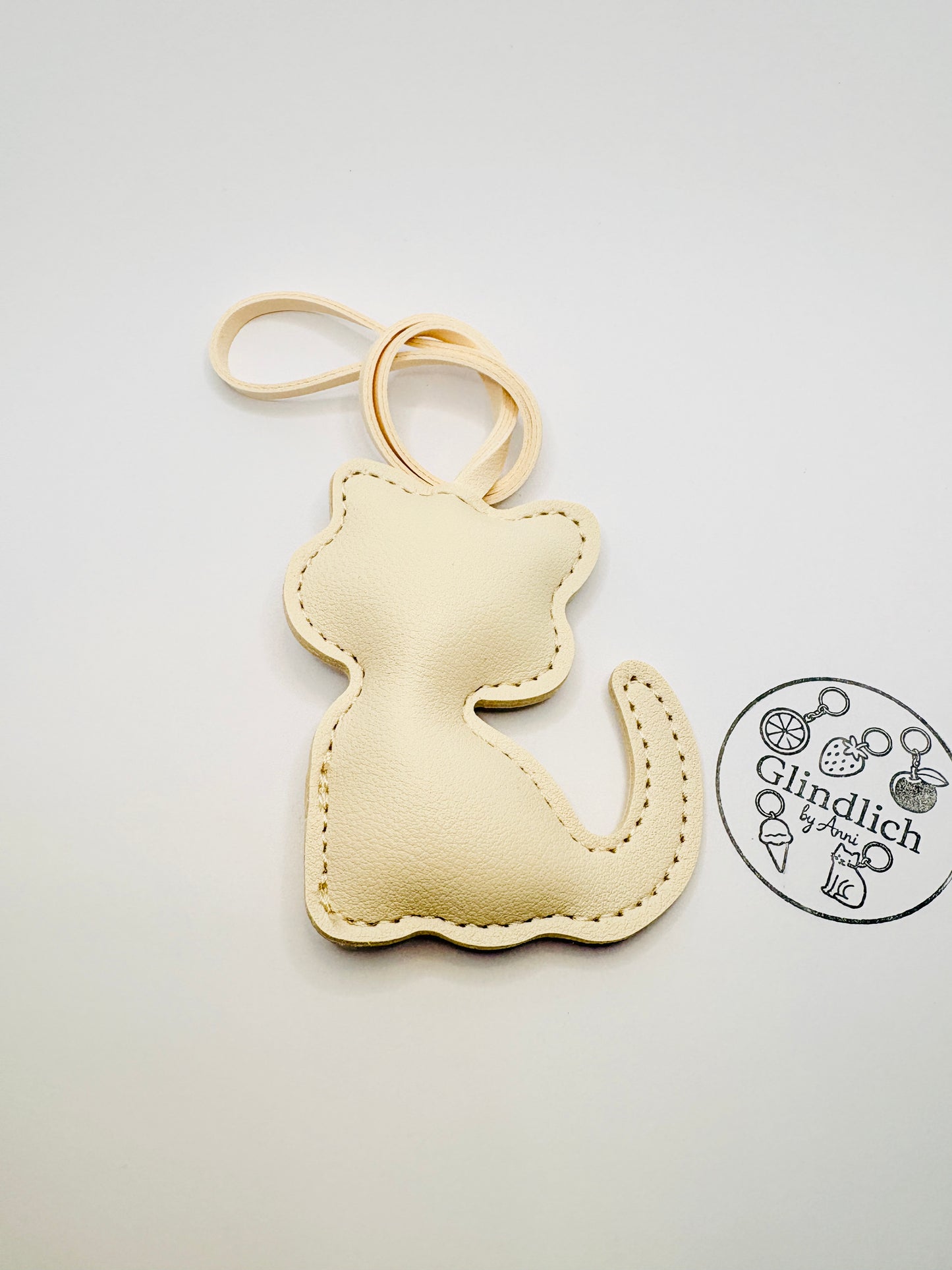 Süßer Katzen Taschenanhänger. Als Geschenk für sie. Kawaii Stil. Fröhlich und niedlich. Bag Charm.