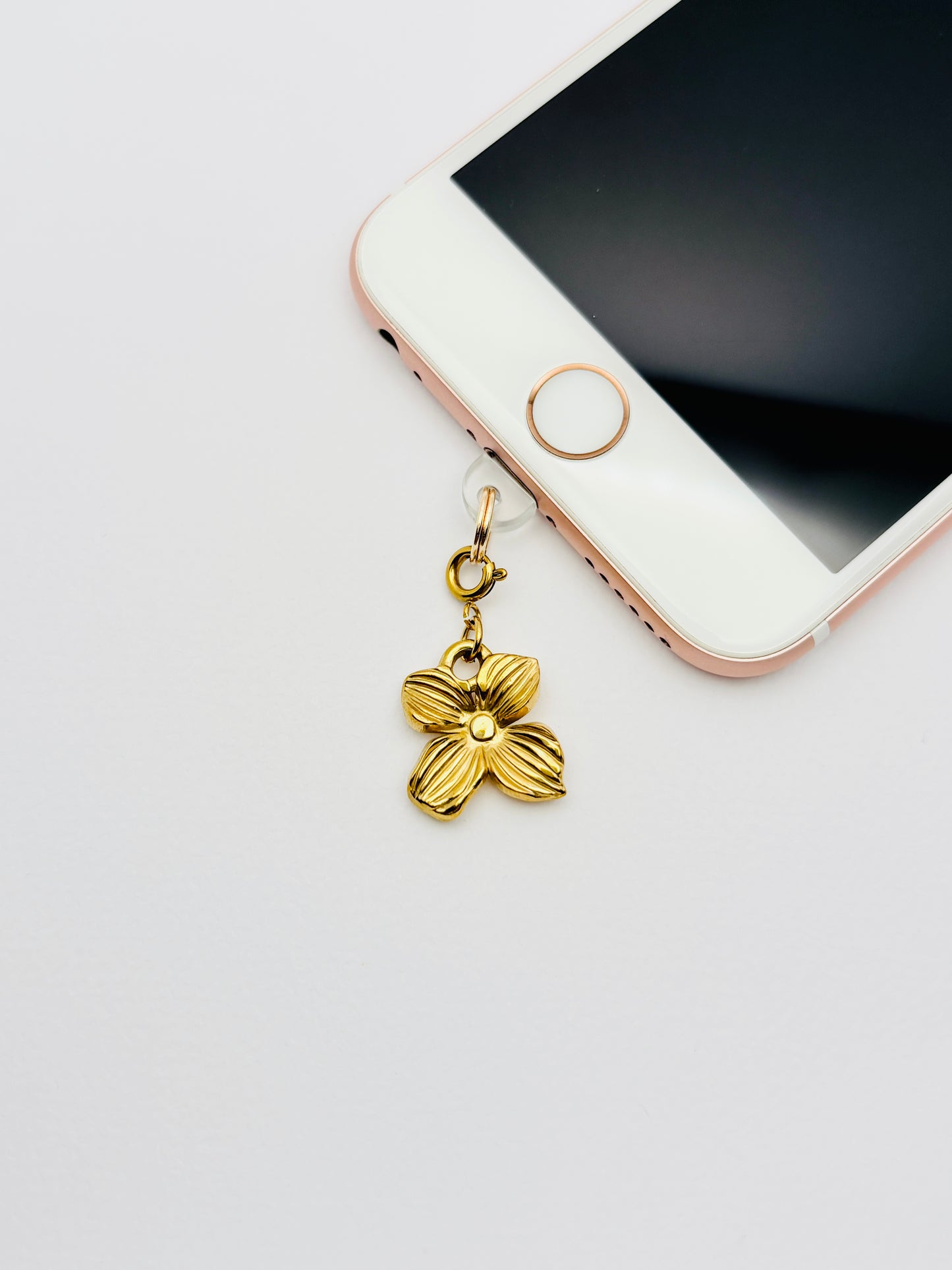 Blume Mini Charm von GLINDLICHbyAnni, goldfarbener Handy-Charm mit floralem Motiv