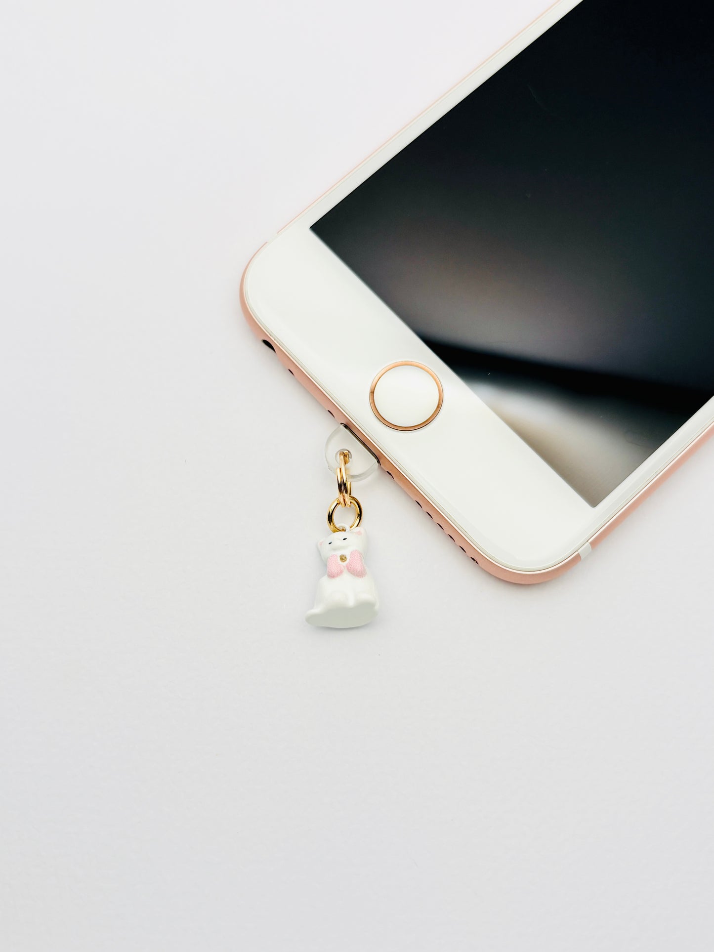 Glückskatze Mini Charm von GLINDLICHbyAnni, emaillierter Handy-Charm mit Glückskatzen-Motiv