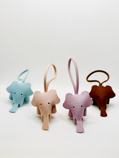 Porte-clés éléphant dessin animé. Breloque de sac colorée en similicuir.