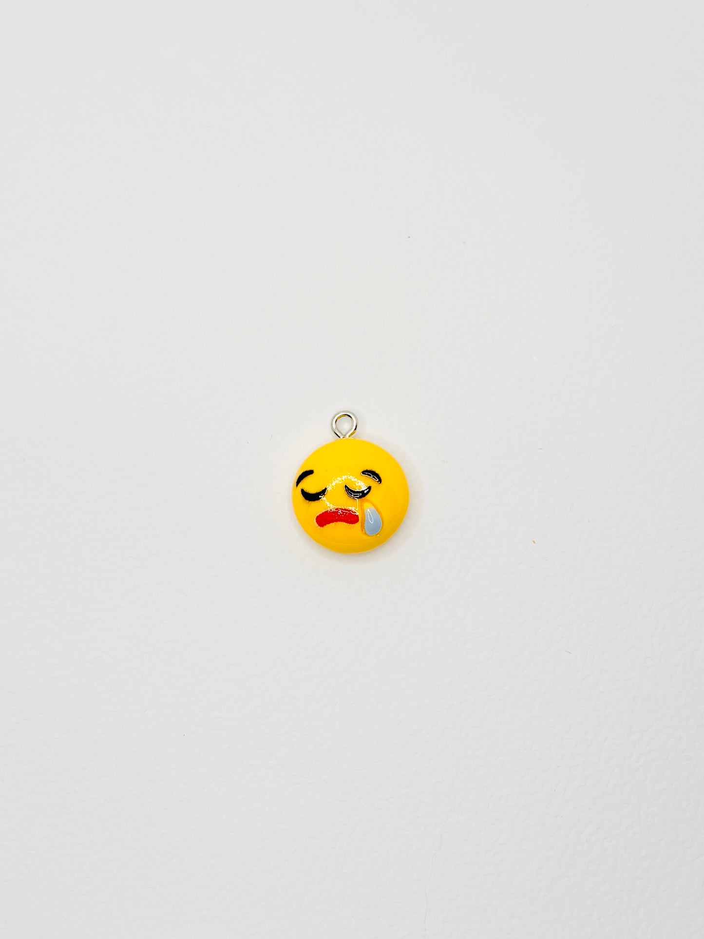 Emoji Mini Charm. Für alle, die ihr Handy mit einem Lächeln tragen wollen.