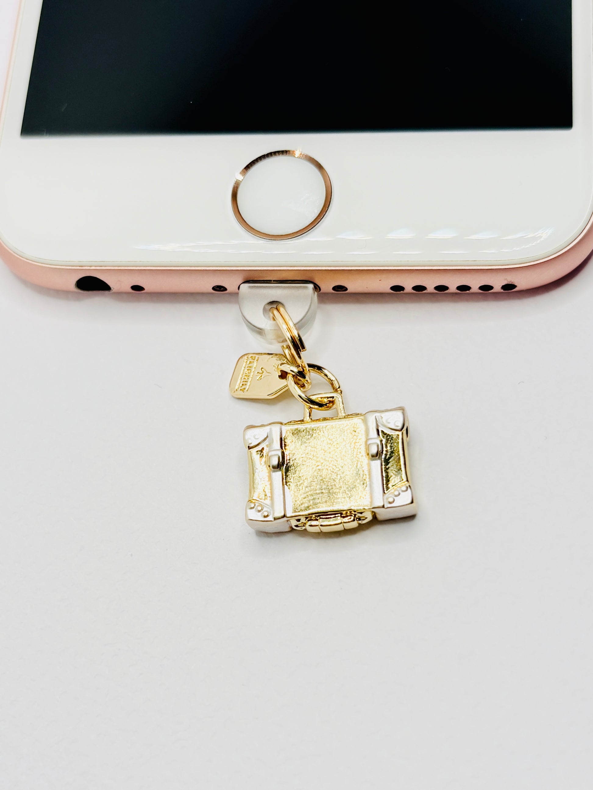 Reisekoffer Mini Charm von GLINDLICHbyAnni, goldfarbener Handy-Charm im Vintage-Koffer-Design