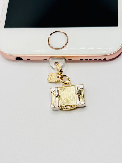 Reisekoffer Mini Charm von GLINDLICHbyAnni, goldfarbener Handy-Charm im Vintage-Koffer-Design