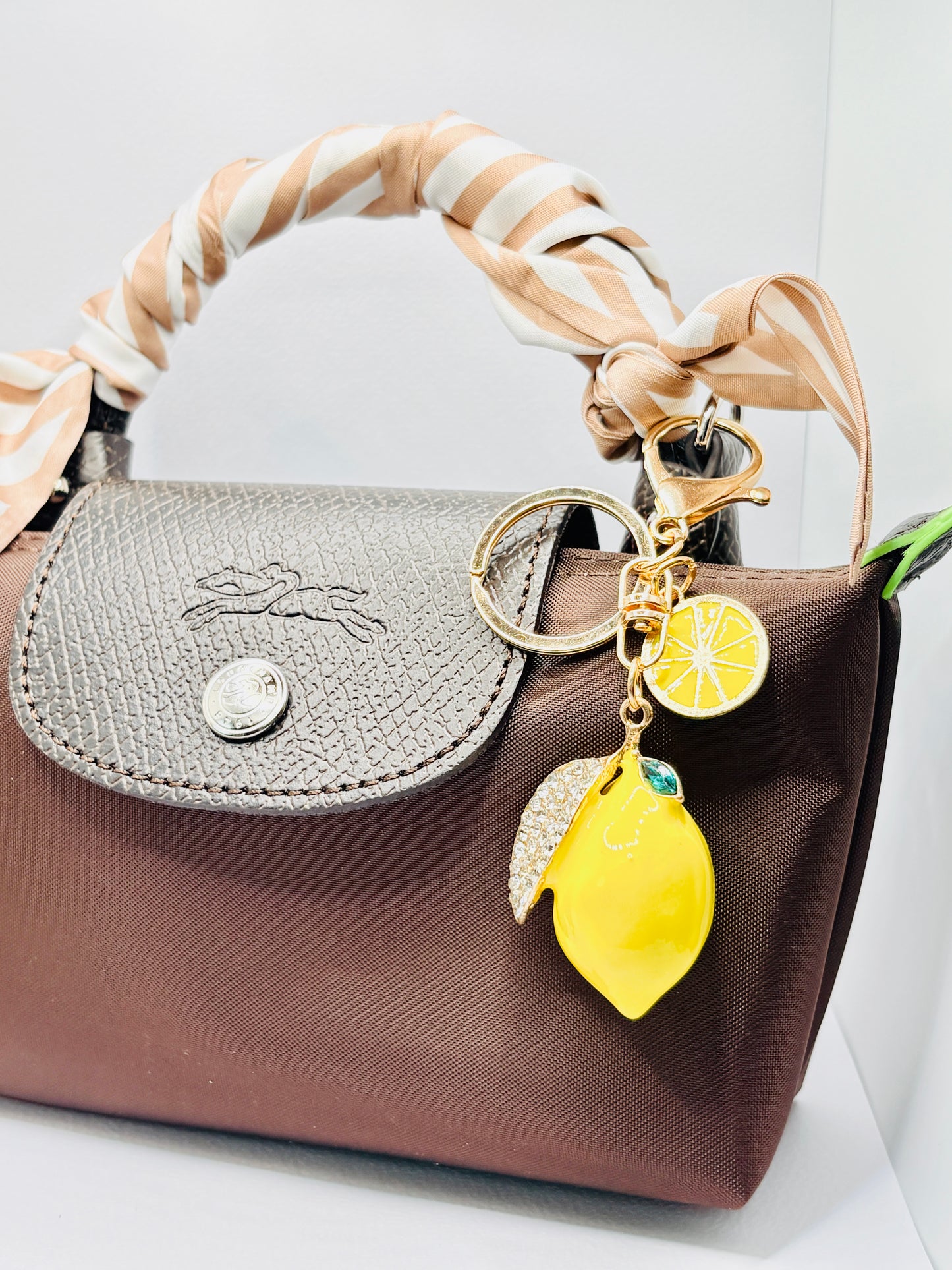 Zitrone Bag Charm von GLINDLICHbyAnni mit Emaille und Strass, sommerliches Taschenaccessoire in Zitronenform