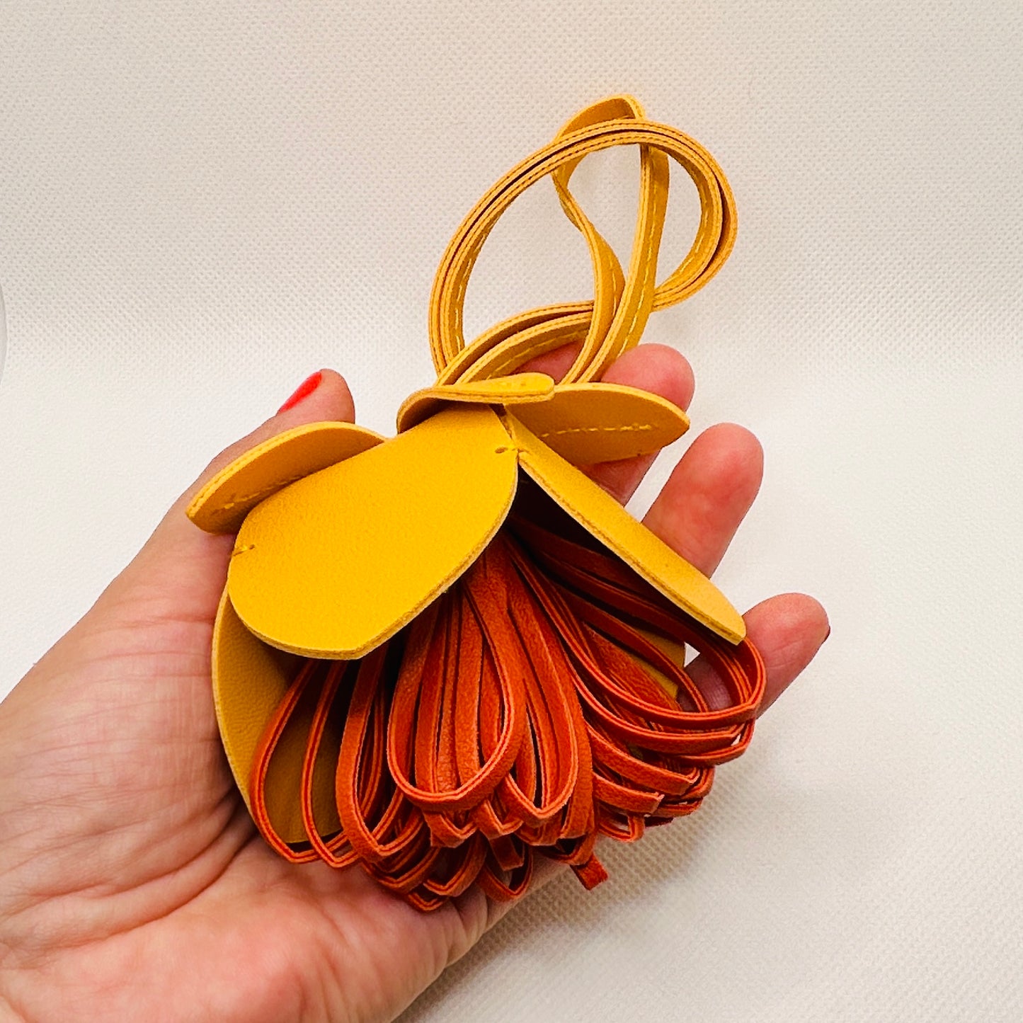 Blumenknospe Taschenanhänger Kunstleder. Florales Accessoire für Frühling & Geschenkideen