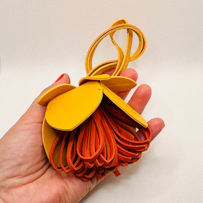 Blumenknospe Taschenanhänger Kunstleder. Florales Accessoire für Frühling & Geschenkideen