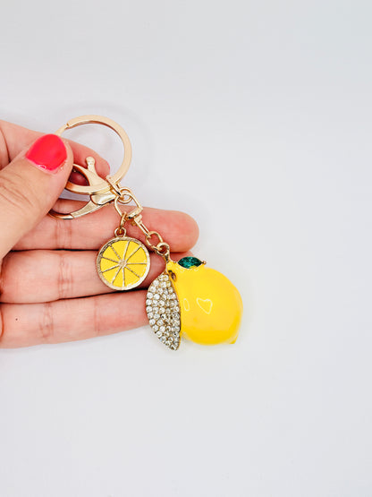 Zitrone Bag Charm von GLINDLICHbyAnni mit Emaille und Strass, sommerliches Taschenaccessoire in Zitronenform