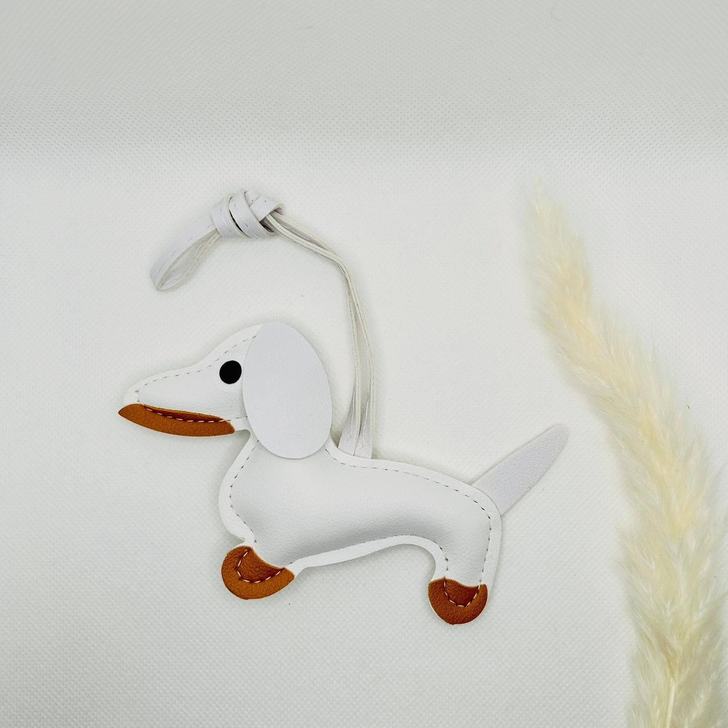 Dackel Taschenanhänger Kunstleder. Verspielter Hundecharm für Tasche, Schlüssel oder Auto