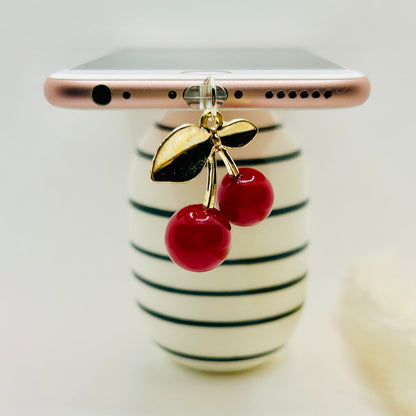 Kirsche Staubschutz USB-C oder Lightning. Stylisches Handy-Accessoire im 3D-Look