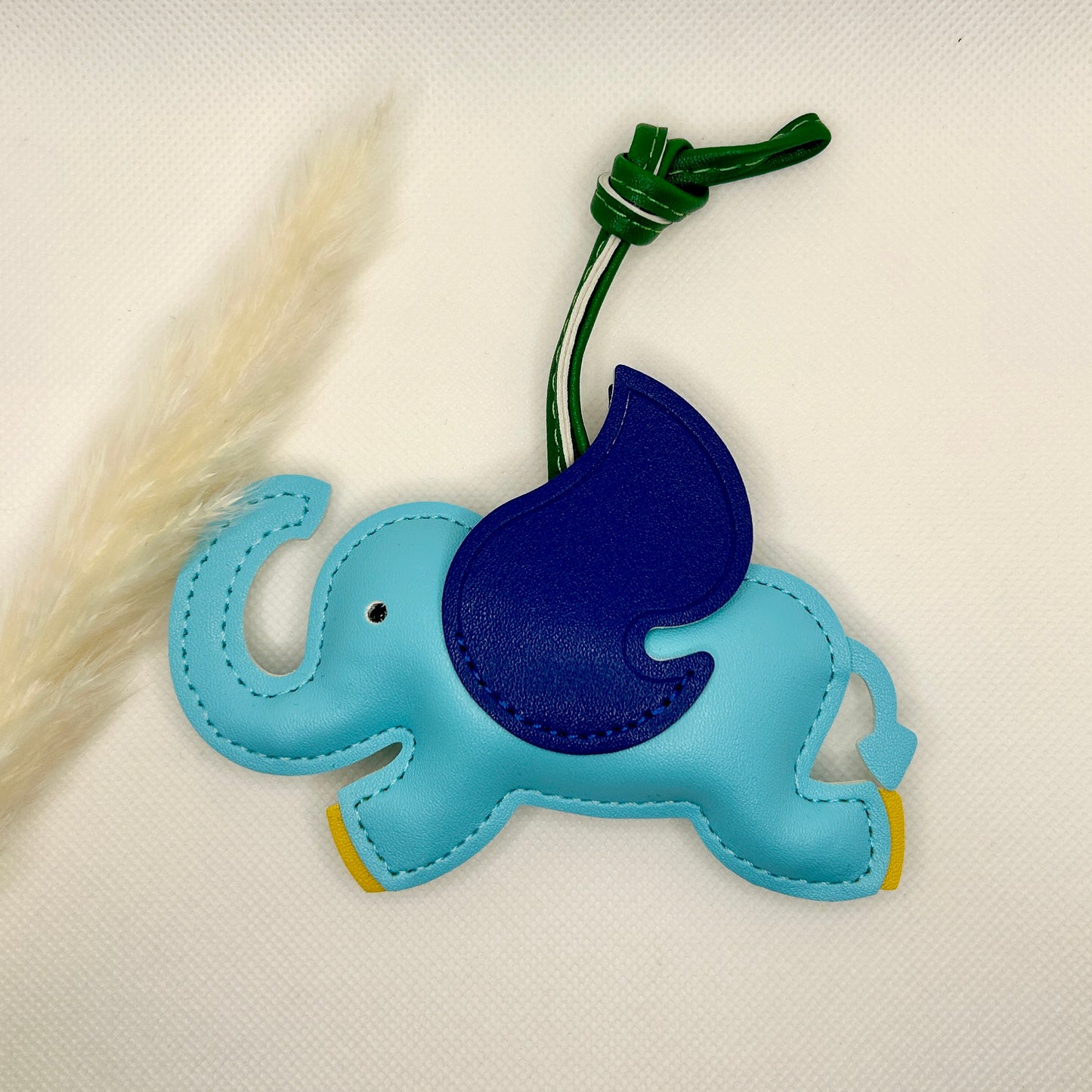 Fliegender Elefant Taschenanhänger. Buntes Kunstleder-Accessoire mit Flügeln & Schlaufe