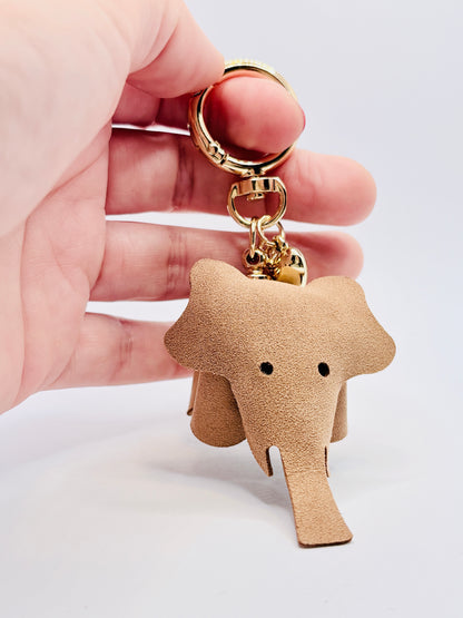 Handmade Echtleder Elefant Anhänger für Taschen und Schlüssel. Naturton vergoldet mit Herz. Unikat