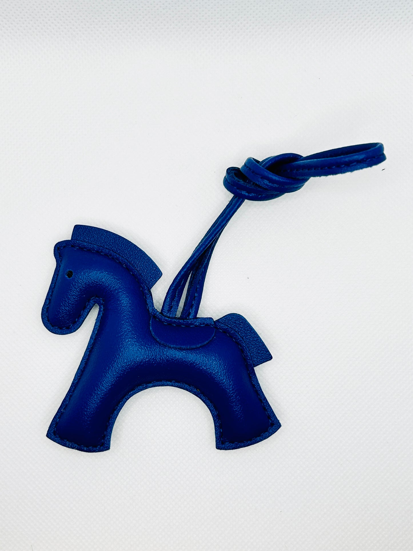 Pferd Taschenanhänger Kunstleder. Reitcharm mit Silhouetten-Design & Riemen