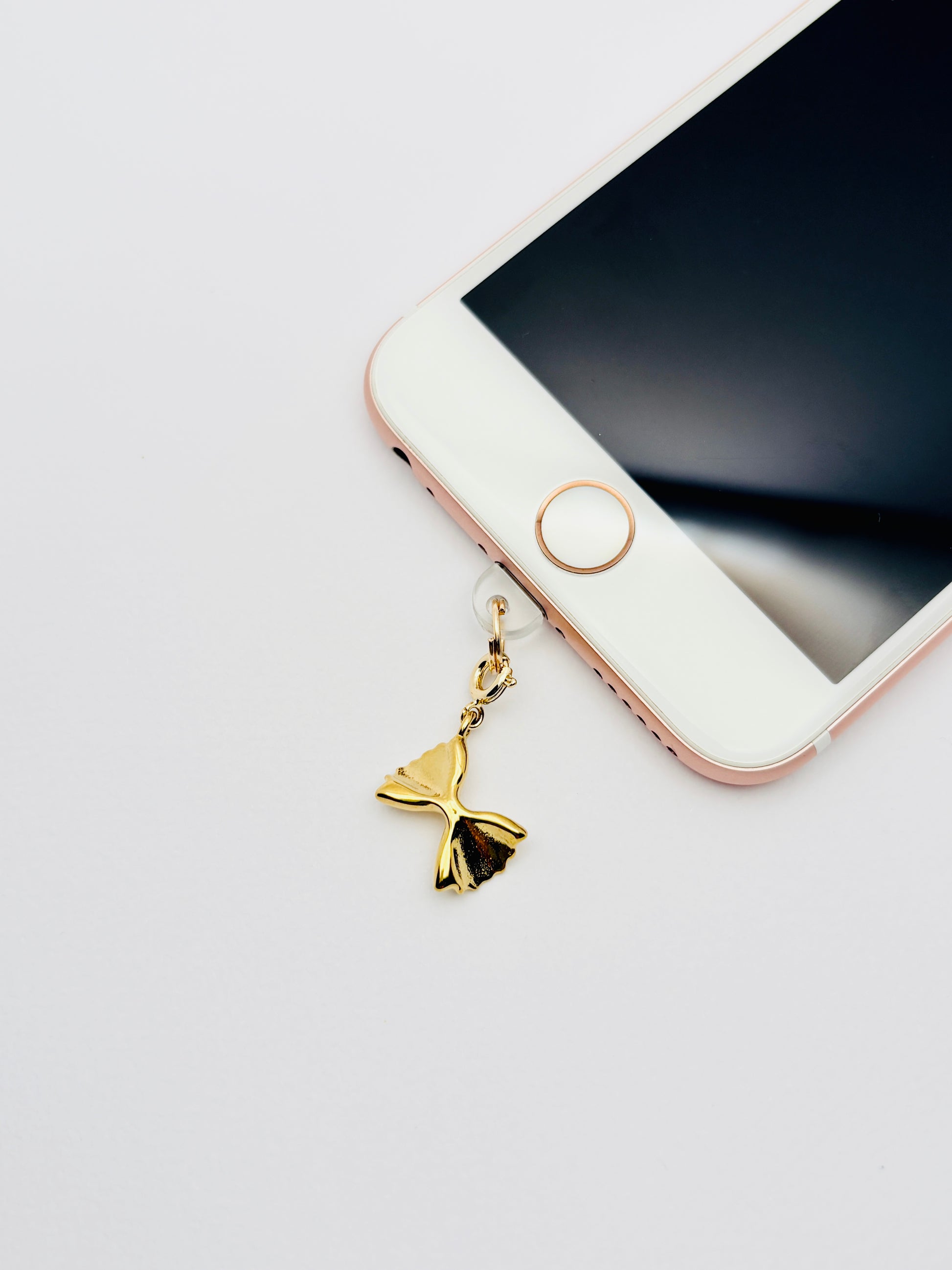 Farfalle Mini Charm von GLINDLICHbyAnni, goldfarbener Handy-Charm mit Pasta-Motiv