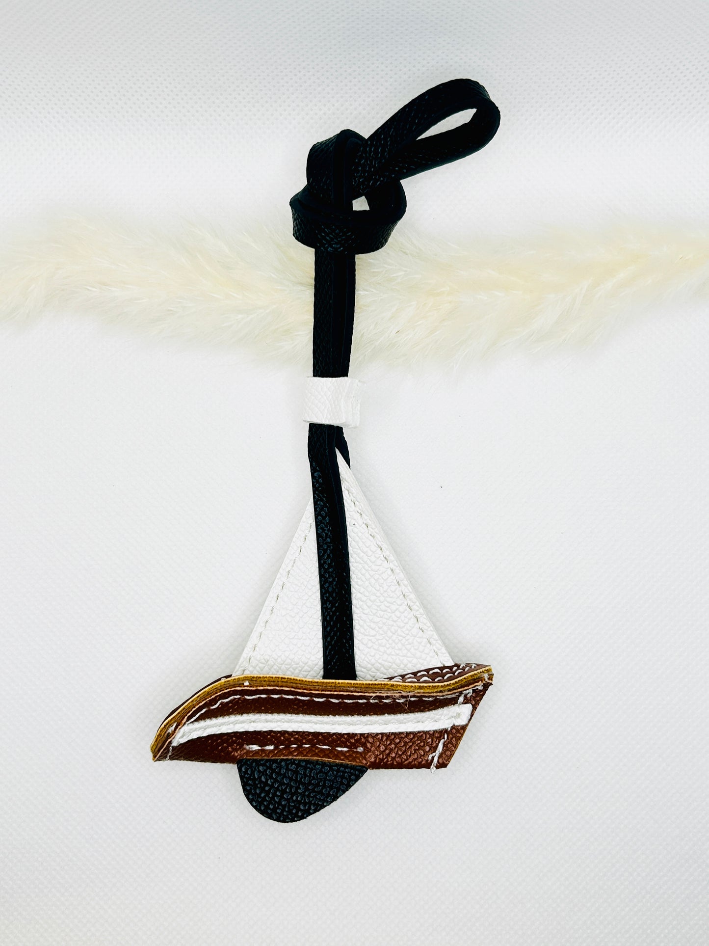 Vintage Segelschiff Anhänger. Nostalgie trifft maritimen Charme. Taschenanhänger