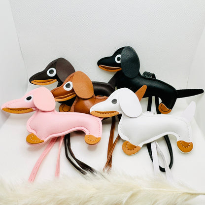 Dackel Taschenanhänger Kunstleder. Verspielter Hundecharm für Tasche, Schlüssel oder Auto