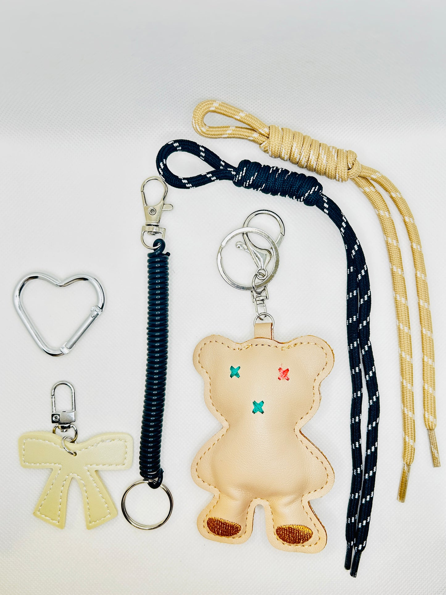 Teddybär Schlüsselanhänger mit Seil. Kunstleder Charm in Beige & Pastell. Geschenk für Alltag, Lehrer & Freunde