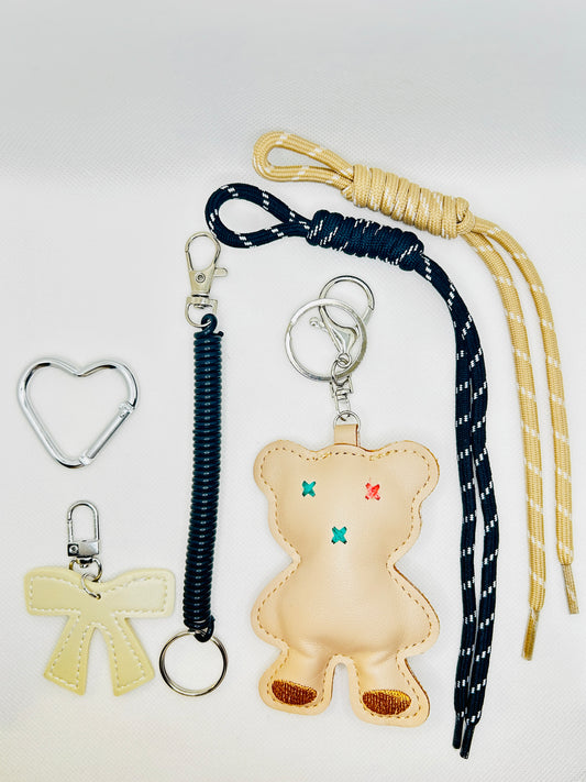 Teddybär Schlüsselanhänger mit Seil. Kunstleder Charm in Beige & Pastell. Geschenk für Alltag, Lehrer & Freunde
