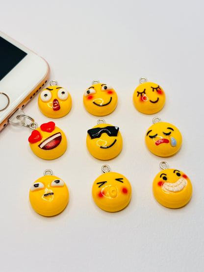 Emoji Mini Charm. Für alle, die ihr Handy mit einem Lächeln tragen wollen.