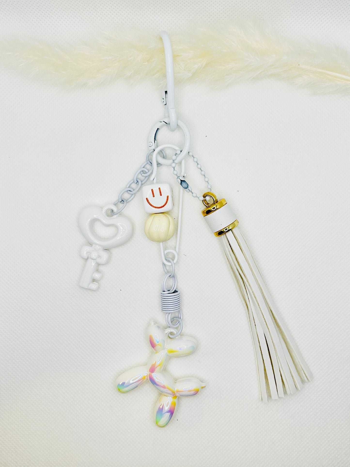 Ballonhund Schlüsselanhänger mit Tassel. Bunter Mini-Charm für Tasche, Schlüssel & Geschenkideen