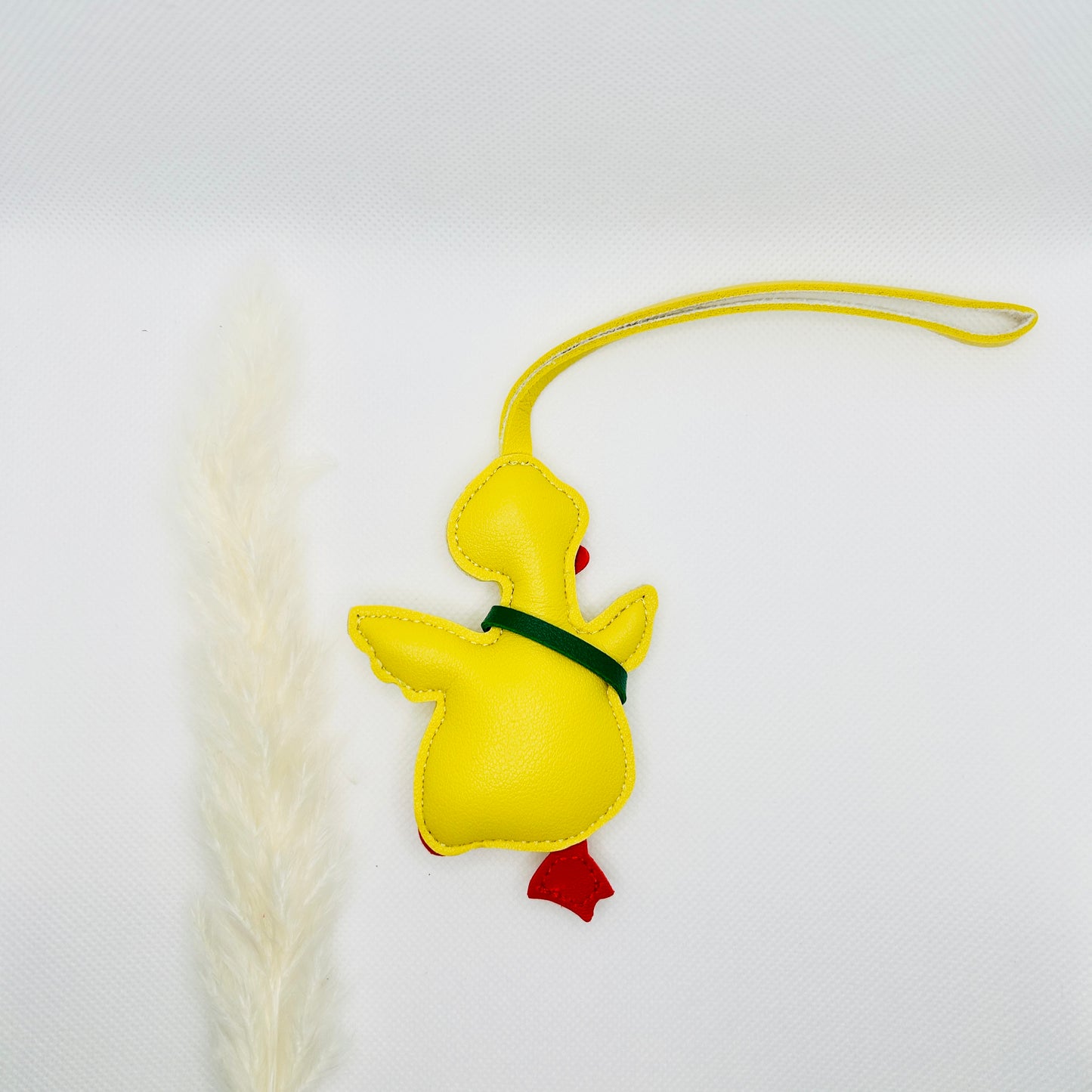 Porte-clés canard en similicuir. Un accessoire ludique jaune ou beige pour sacs et téléphones portables.