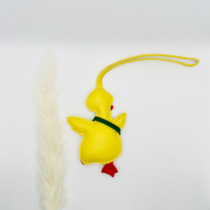 Porte-clés canard en similicuir. Un accessoire ludique jaune ou beige pour sacs et téléphones portables.