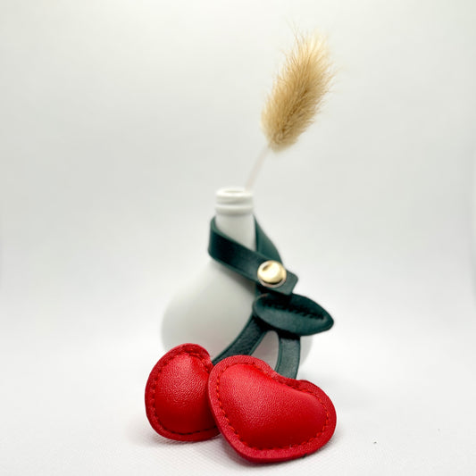 Kirschen Taschenanhänger Kunstleder. Sommerliches Accessoire für Tasche & Schlüssel