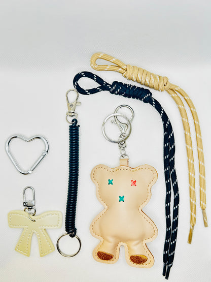 Teddybär Schlüsselanhänger mit Seil. Kunstleder Charm in Beige & Pastell. Geschenk für Alltag, Lehrer & Freunde