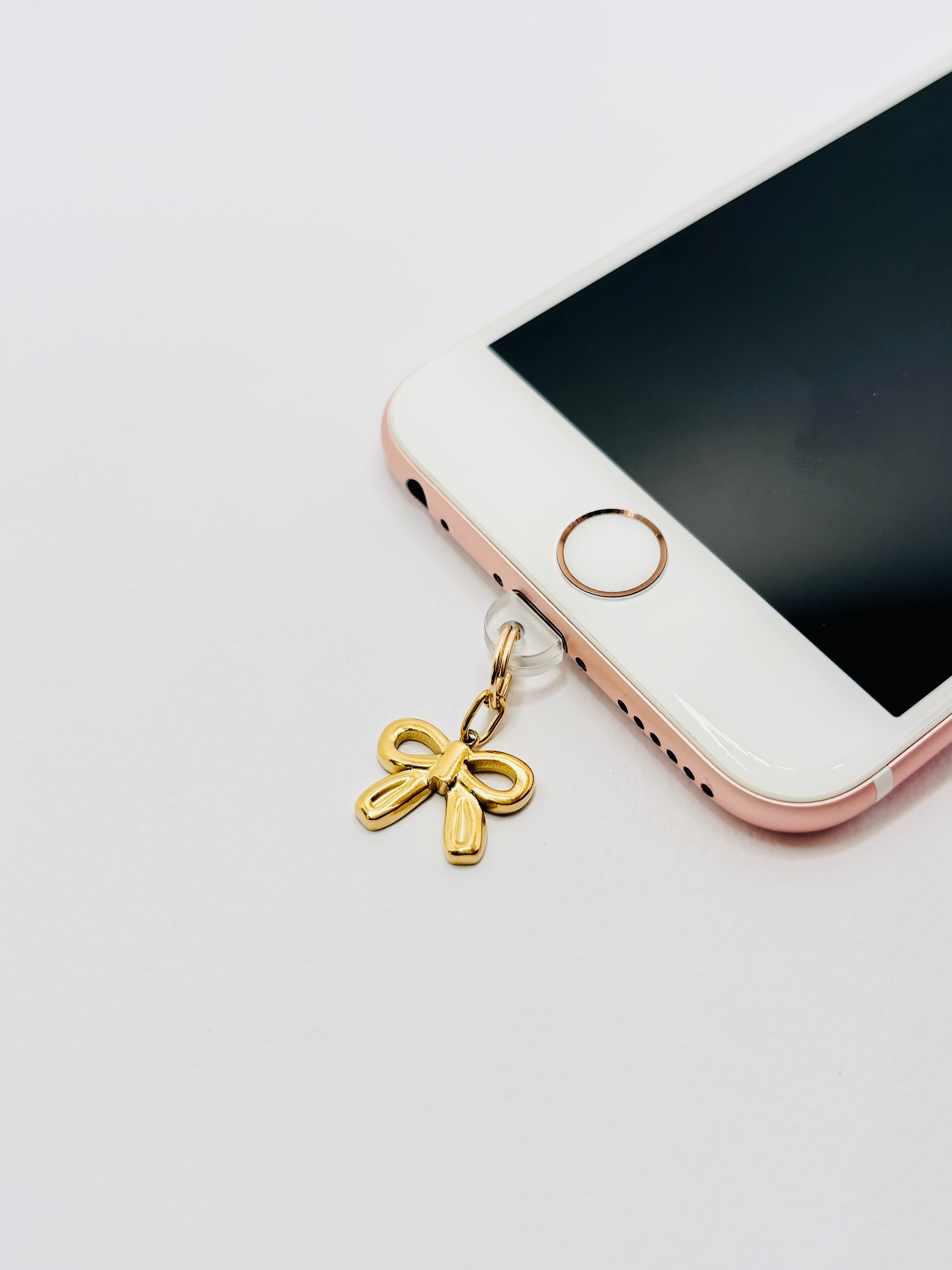 Schleife Mini Charm von GLINDLICHbyAnni, goldfarbener Handy-Charm mit Schleifen-Motiv aus Edelstahl