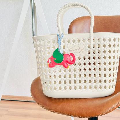 Fliegender Elefant Taschenanhänger. Buntes Kunstleder-Accessoire mit Flügeln & Schlaufe