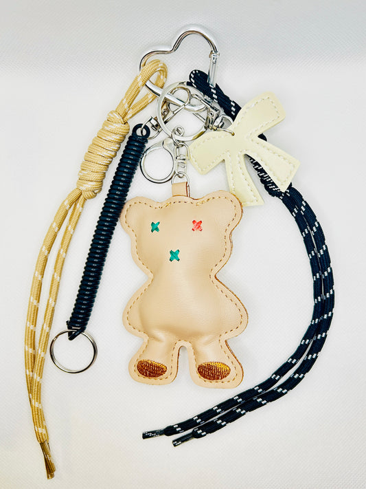 Teddybär Schlüsselanhänger mit Seil. Kunstleder Charm in Beige & Pastell. Geschenk für Alltag, Lehrer & Freunde